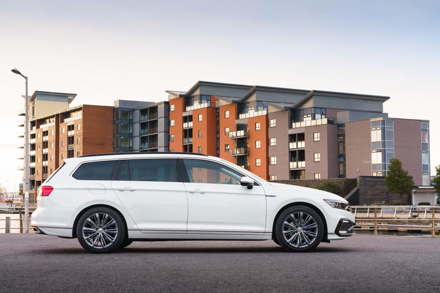  Volkswagen Passat GTE Estate (B8) 2019 года  (UK) (фото 17 из 40)